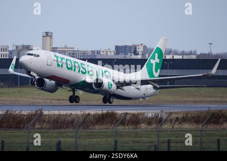 Die Boeing 737-8JP B738 der Fluglinie Transavia HV / TRA, Betreiber Transavia France, mit der Registrierung F-HUYB MSN: 42274 gestartet vom Flughafen Paris Orly Airport LFPO/ORY. Orly DÃ Partement Val-de-Marne Frankreich *** die Boeing 737 8JP B738 der Fluggesellschaft Transavia HV TRA , Betreiber Transavia France, mit der Registrierung F HUYB MSN 42274 startet vom Flughafen Paris Orly LFPO ORY Orly DÃ Partement Val de Marne Frankreich Stockfoto
