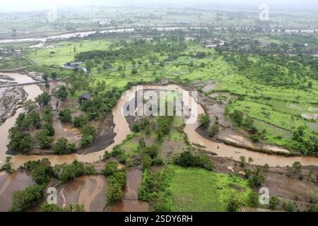 Eine Luftaufnahme von Ackerland, das von einer Wasserflut umgeben ist, schaukelte am 26. Juli 2005 in Raigad, Maharashtra, Indien Stockfoto