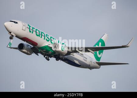 Die Boeing 737-8JP B738 der Fluglinie Transavia HV / TRA, Betreiber Transavia France, mit der Registrierung F-HUYG MSN: 40544 gestartet vom Flughafen Paris Orly Airport LFPO/ORY. Orly DÃ partement Val-de-Marne Frankreich *** die Boeing 737 8JP B738 der Fluggesellschaft Transavia HV TRA , Betreiber Transavia France, mit der Registrierung F HUYG MSN 40544 startet vom Flughafen Paris Orly LFPO ORY Orly DÃ partement Val de Marne Frankreich Stockfoto
