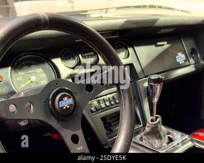 Der Innenraum eines klassischen Rennwagens besticht durch ein Vintage-Design und aufregende Geschwindigkeit Stockfoto