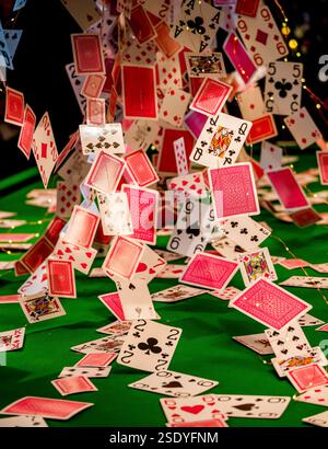 Kaskadierende Spielkarten auf einem grünen Snookertisch – dynamische und lebendige Anzeige Stockfoto