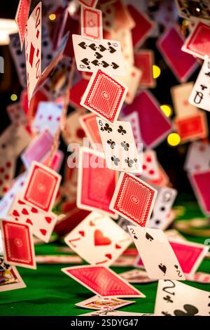 Kaskadierende Spielkarten auf einem grünen Snookertisch – dynamische und lebendige Anzeige Stockfoto