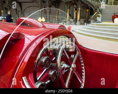 Elegante Details eines Oldtimer-Interieurs an einem luxuriösen Ort in der Stadt Stockfoto