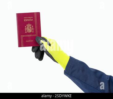 Nahaufnahme eines Handwerkers mit spanischem Pass mit gelbem und dunkelschwarzem Handschuh über isoliertem weißem Hintergrund. Stockfoto