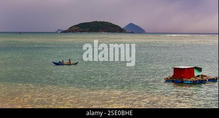 Die Hütten vietnamesischer Fischer auf dem Wasser in der Nähe der Stadt Nha Trang Stockfoto
