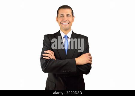 Abgeschnittenes Porträt eines Geschäftsmannes, der mit gefalteten Armen und weißem Hintergrund steht Stockfoto
