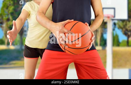 Ein paar Freunde spielen draußen Basketball Stockfoto