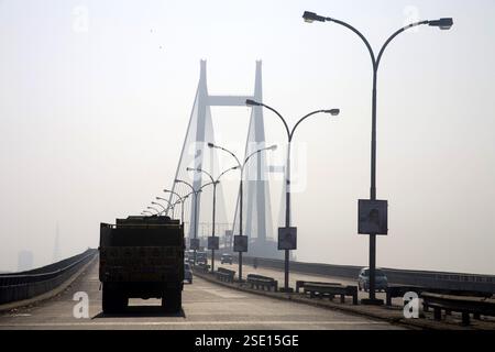 Der LKW fährt über Vidyasagar Setu, die zweite Brücke über den Fluss Hooghtly, Kalkutta, heute Kalkutta, Westbengalen, Indien, Asien Stockfoto
