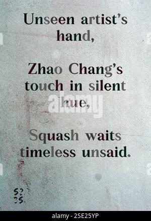Unsichtbare Künstlerhand, Zhao Changs Berührung in stiller Farbe, Squash wartet zeitlos ungesagt. Melanie Van den Bergs Silberne Schriftstellergilde. Kunst von Zsuzsa Szikra. Poetry Art Print, Triplumes ist eine einzigartige poetische Form, die vom traditionellen Haiku inspiriert ist und aus drei Linien besteht, die Momente der Klarheit, der Emotionen und der Einsicht einfangen. In unserer Kollektion setzen wir uns für die Freiheit der Sprache ein, in der das Vermischen von Wörtern und das Entfernen von Bindestrichen mehr ist als eine stilistische Wahl – sie ist eine Möglichkeit, Einheit und Nähe zwischen Ideen zu vermitteln und einen fließenden, kompakten Ausdruck zu schaffen, der mit den Rhythmen des modernen l übereinstimmt Stockfoto