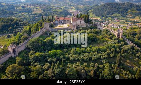 Obere Burg Marostica, aus der Vogelperspektive auf das mittelalterliche Dorf auf dem Berg mit umliegenden Mauern Stockfoto