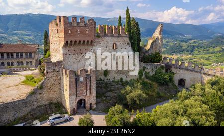 Obere Burg Marostica, aus der Vogelperspektive auf das mittelalterliche Dorf auf dem Berg mit umliegenden Mauern Stockfoto