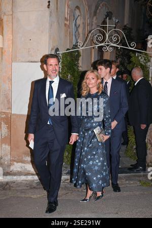 Athen, Griechenland, 7. Februar 2025. Pavlos Kronprinz von Griechenland und Marie-Chantal Kronprinzessin von Griechenland verlassen die historische byzantinische Kirche des Heiligen Nikolaus Ragavas nach dem Ende der Hochzeitszeremonie von Prinz Nikolaos von Griechenland mit Chrysi Vardinogianni. Quelle: Dimitris Aspiotis/Alamy Live News Stockfoto