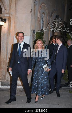 Athen, Griechenland, 7. Februar 2025. Pavlos Kronprinz von Griechenland und Marie-Chantal Kronprinzessin von Griechenland verlassen die historische byzantinische Kirche des Heiligen Nikolaus Ragavas nach dem Ende der Hochzeitszeremonie von Prinz Nikolaos von Griechenland mit Chrysi Vardinogianni. Quelle: Dimitris Aspiotis/Alamy Live News Stockfoto