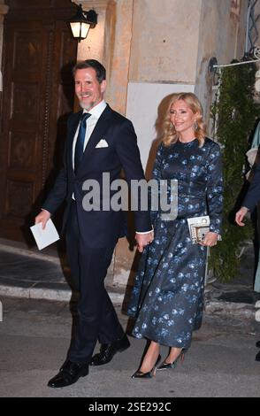 Athen, Griechenland, 7. Februar 2025. Pavlos Kronprinz von Griechenland und Marie-Chantal Kronprinzessin von Griechenland verlassen die historische byzantinische Kirche des Heiligen Nikolaus Ragavas nach dem Ende der Hochzeitszeremonie von Prinz Nikolaos von Griechenland mit Chrysi Vardinogianni. Quelle: Dimitris Aspiotis/Alamy Live News Stockfoto
