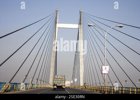 Der LKW fährt über Vidyasagar Setu, die zweite Brücke über den Fluss Hooghtly, Kalkutta, heute Kalkutta, Westbengalen, Indien, Asien Stockfoto