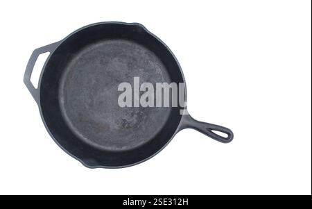 Die robuste Kochgeschirr-Pfanne aus Gusseisen wird für ihre Wärmespeicherung, Haltbarkeit und Fähigkeit geschätzt, hohe Temperaturen über längere Zeit zu halten Stockfoto