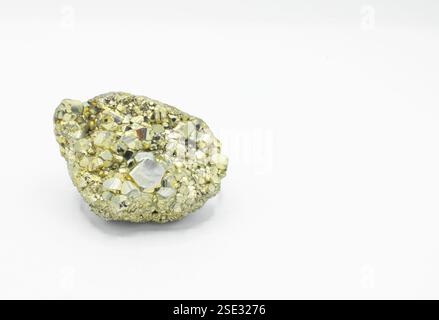 Pyrit, oder Narrengold, ist ein Eisensulfid, chemische Formel FeS2 und das am häufigsten vorkommende Sulfidmineral. Der metallische Glanz und das blassgelbe Messinggelb r Stockfoto