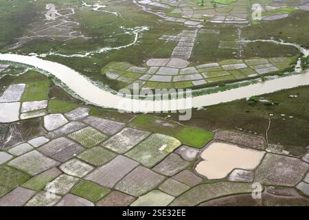 Eine Luftaufnahme von Ackerland, das von einer Wasserflut umgeben ist, schaukelte am 26. Juli 2005 in Raigad, Maharashtra, Indien Stockfoto
