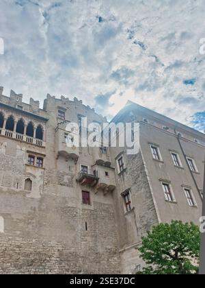 Ein detaillierter Blick auf die historische Steinmauer der Burg Buonconsiglio (Castello del Buonconsiglio) in Trient, Italien, mit einem dramatischen bewölkten Himmel. Stockfoto