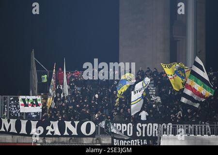 Italien. Februar 2025. Fans des FC Juventus während des italienischen Fußballspiels der Serie A zwischen Calcio Como und FC Juventus am 7. Februar 2025 im Giuseppe Senigallia Stadion in Como, Italien (Foto: © Tiziano Ballabio/Pacific Press via ZUMA Press Wire) NUR ZUR REDAKTIONELLEN VERWENDUNG! Nicht für kommerzielle ZWECKE! Stockfoto
