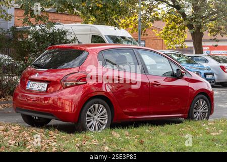 OSTRAVA, TSCHECHIEN - 4. OKTOBER 2023: Rotes Peugeot 208 Auto parkt auf der Straße, Rückansicht Stockfoto