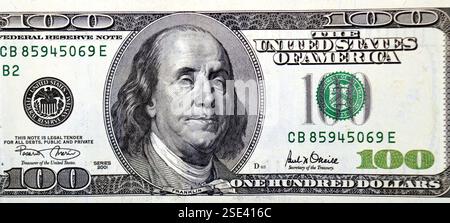 Großes Fragment der obsg. Seite der 100-Dollar-Banknotenserie 2001 mit dem Porträt von Präsident Benjamin Franklin, Jahrgang r Stockfoto