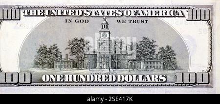 Großes Fragment der Rückseite der 100-Dollar-Wechselbanknote Serie 2001 mit Unabhängigkeitshalle, alte amerikanische Geldbanknote, Jahrgang r Stockfoto