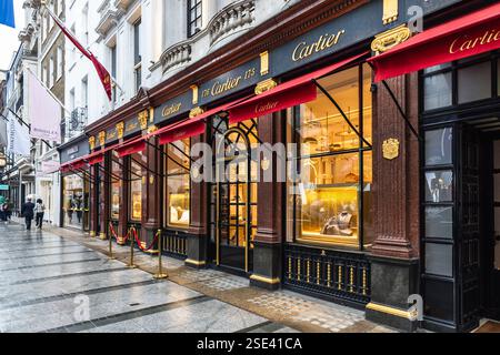 Cartier London Boutique – luxuriöser Schmuck- und Uhrenladen. London, UK, 4. Juli 2023 Stockfoto