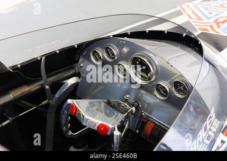 Nahaufnahme des Cockpits eines Dragsters auf der Boxengasse des Bahrain International Circuit in Sakhir, Bahrain Stockfoto