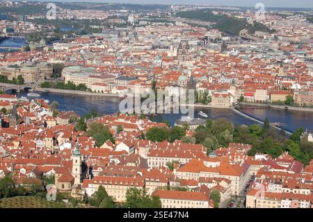 Prag, Tschechische Republik - 3. März 2024: Atemberaubender Blick vom Petrinturm auf der Prager Burg, mit Blick auf die Prager Stadtlandschaft, einschließlich der Ikonen Stockfoto