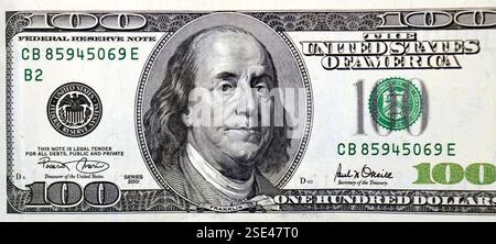 Großes Fragment der obsg. Seite der 100-Dollar-Banknotenserie 2001 mit dem Porträt von Präsident Benjamin Franklin, Jahrgang r Stockfoto