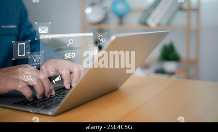 SEO-Konzept Suchmaschinenoptimierung, Geschäftsmann mit Computer SEO auf der Website für Suchmaschinenranking oder SEO, AI Assistant Suche auf scr Stockfoto