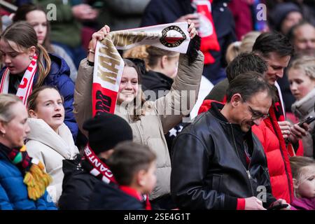 Amsterdam, Niederlande. Februar 2025. Amsterdam - Fans von Feyenoord während der fünfzehnten Runde der Azerion Vrouwen Eredivisie in der Saison 2024/2025. Das Spiel findet am 8. Februar 2025 in der Johan Cruijff Arena zwischen Ajax V1 und Feyenoord V1 in Amsterdam statt. Credit: Box to Box Pictures/Alamy Live News Stockfoto