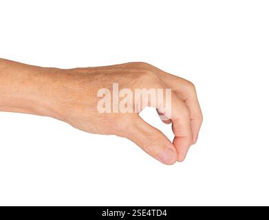 Senior weibliche Hand, die eine Quetschgeste macht. Zerknitterte Finger, die ein winziges, dünnes Objekt halten, Nahaufnahme alter Haut, Kommunikationszeichen. Isoliert auf weißem Hintergrund Stockfoto