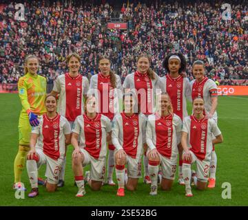 Amsterdam, Niederlande. Februar 2025. Johan Cruijff Arena, 8. Februar 2025 Team Ajax vor dem Azerion Vrouwen Eredivisie Spiel zwischen Ajax und Feyenoord in der Amsterdam Johan Cruijff Arena, Niederlande. (Arne van der Ben/SPP) Credit: SPP Sport Press Photo. /Alamy Live News Stockfoto