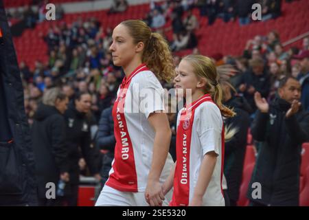 Amsterdam, Niederlande. Februar 2025. Johan Cruijff Arena, 8. Februar 2025 Danique Tolhoek (9 Ajax) vor dem Azerion Vrouwen Eredivisie Spiel zwischen Ajax und Feyenoord in der Amsterdam Johan Cruijff Arena, Niederlande. (Arne van der Ben/SPP) Credit: SPP Sport Press Photo. /Alamy Live News Stockfoto