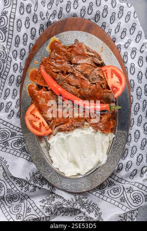 Iskender Kebab, auch bekannt als Bursa Kebab, ist ein beliebtes türkisches Gericht. Es besteht aus dünn geschnittenem ​​döner-Dönerfleisch (normalerweise Lamm oder Rindfleisch) und wird serviert Stockfoto