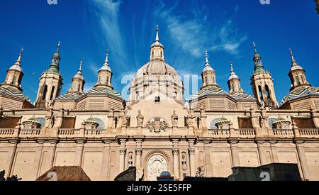 Basilika unserer Lieben Frau von der Säule in barocker Architektur, mit atemberaubenden Kuppeln und kunstvollen Fassaden vor blauem sonnigem Himmel. Symbol für spirituelles und A Stockfoto