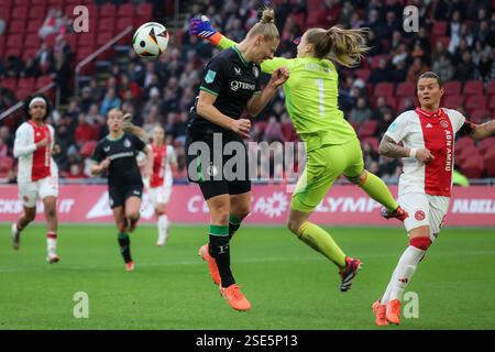 Amsterdam, Niederlande. Februar 2025. AMSTERDAM, 08.02.2025, Johan Cruijff Arena, Azerion Eredivisie vrouwen, Ajax - Feyenoord (Frauen), Saison 2024/2025, während des Spiels Ajax - Feyenoord (Frauen), Feyenoord Spieler Ella van Kerkhoven, Ajax Torhüterin Regina van Eijk, Ajax Spieler Sherida Spitse Credit: Pro Shots/Alamy Live News Stockfoto