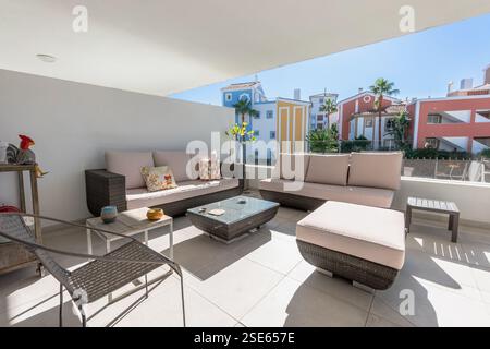 Eine Balkonterrasse mit verschiedenen Sofas und Stühlen in luxuriösen mediterranen Appartementhäusern Stockfoto
