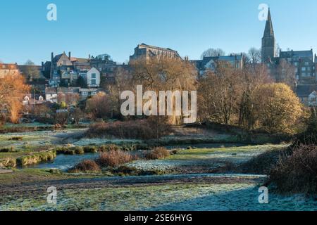 Malmesbury, Wiltshire, England - nach einer sehr kalten Nacht bedeckt der Frost die gefrorene Wasserwiese und die Klatschbrücke über den Fluss Avon kurz nach der Sonne Stockfoto