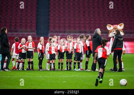 Amsterdam, Niederlande. Februar 2025. Amsterdam - Kinder in der fünfzehnten Runde der Azerion Vrouwen Eredivisie in der Saison 2024/2025. Das Spiel findet am 8. Februar 2025 in der Johan Cruijff Arena zwischen Ajax V1 und Feyenoord V1 in Amsterdam statt. Credit: Box to Box Pictures/Alamy Live News Stockfoto