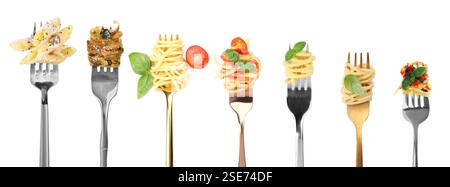 Gabeln mit verschiedenen Arten von leckeren Nudeln isoliert auf weiß, Set Stockfoto