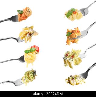 Gabeln mit verschiedenen Arten von leckeren Nudeln isoliert auf weiß, Set Stockfoto