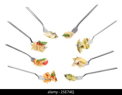 Gabeln mit verschiedenen Arten von leckeren Nudeln isoliert auf weiß, Set Stockfoto