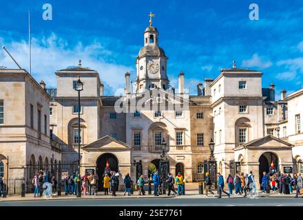 Das historische Gebäude Horse Guards, Hauptquartier des Household Cavalry Mounted Regiment, von der berühmten Straße Whitehall in London aus gesehen. Die... Stockfoto