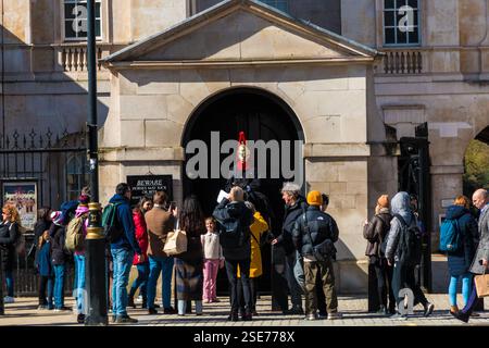 Großartige Nahaufnahme eines berittenen Soldaten der Blues und Royals im Dienst bei der berühmten Horse Guards, Hauptquartier der Household Kavallerry Mounted... Stockfoto