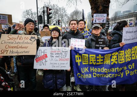London, Großbritannien. Februar 2025. Die Demonstranten versammeln sich, um Chinas vorgeschlagene neue "Super-Botschaft" am Royal Mint Court in der Nähe des Tower of London zu widersprechen, bevor die Regierung eine bevorstehende. Der Protest zieht mehrere hochkarätige Redner an. Zu den Demonstranten gehören Anwohner sowie Vertreter der Uiguren, Tibeter, Hongkonger und chinesischer Dissidenten. Quelle: Imageplotter/Alamy Live News Stockfoto