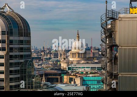 Toller Blick von der Dachterrasse auf Ludgate Hill, den höchsten Punkt der City of London. Die Türme an der Westfront und die berühmte Kuppel des berühmten St. Paul's... Stockfoto
