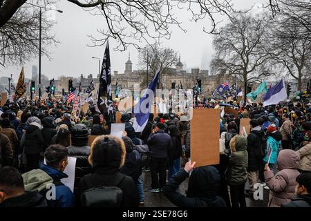 London, Großbritannien. Februar 2025. Die Demonstranten versammeln sich, um Chinas vorgeschlagene neue "Super-Botschaft" am Royal Mint Court in der Nähe des Tower of London zu widersprechen, bevor die Regierung eine bevorstehende. Der Protest zieht mehrere hochkarätige Redner an. Zu den Demonstranten gehören Anwohner sowie Vertreter der Uiguren, Tibeter, Hongkonger und chinesischer Dissidenten. Quelle: Imageplotter/Alamy Live News Stockfoto